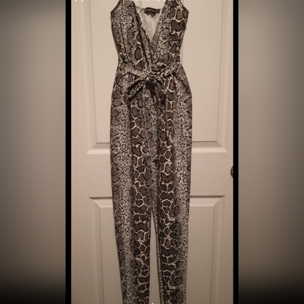 NWT Pretty Little Thing Snake Print Strappy Plunge Jumpsuit Women's Size (4)